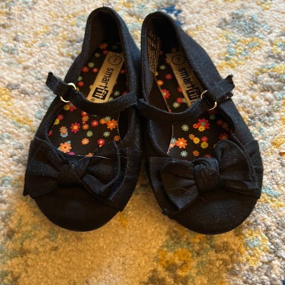 Adorable black ballet shoes with bow! - Picture 1 of 3
